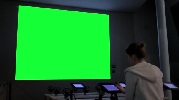 Vrouw kijkt naar groot leeg groen scherm-Chroma Key concept - Video