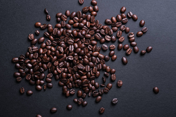 granos de café tostados fondo negro
  - Foto, imagen