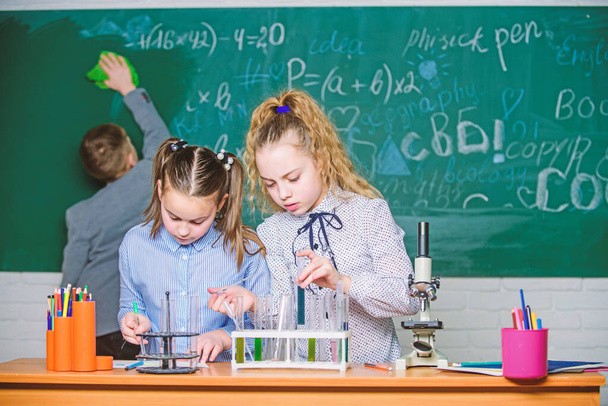 diákok csinálás biológia kísérletek, Mikroszkóp. Kis gyerekek tanulási kémia laborban iskola. Kémia. Vissza az iskolába. Gyermekeim iskolai leckét. Happy Gyermeknap. Gyógyítja az Ön - Fotó, kép