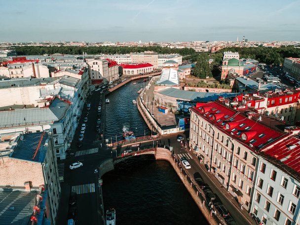 Luchtfoto van het centrum van Sint Petersburg, Moika rivier, rivierboten en plezierboten. Rusland - Foto, afbeelding