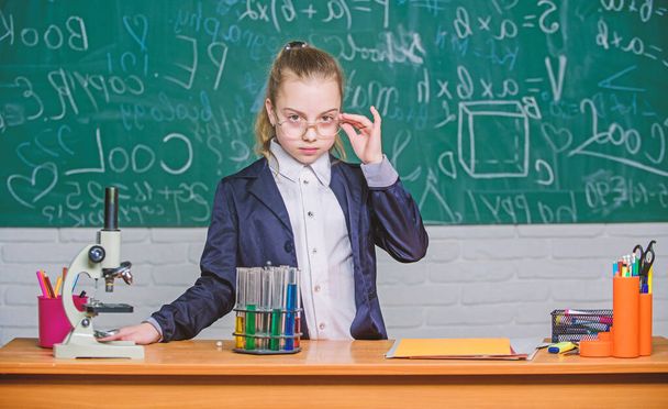 Observe chemical reactions. Chemical reaction much more exciting than theory. Girl working chemical experiment. Educational experiment. Natural science. Biology and chemistry lessons. School classes - Fotoğraf, Görsel