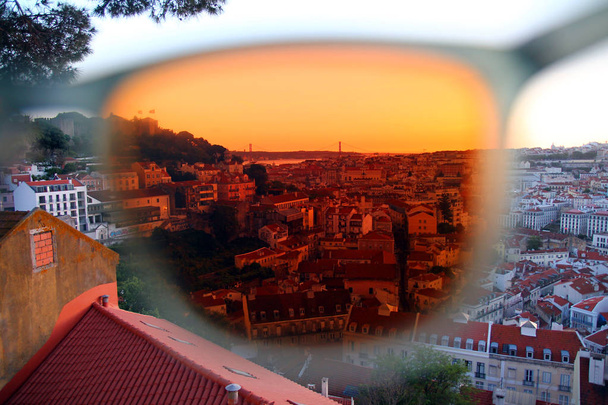 Lissabon-Panorama durch eine rote Sonnenbrille - Foto, Bild