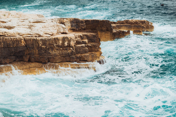 kivinen ranta isojen kallioiden kanssa myrskyinen sää isot aallot
 - Valokuva, kuva