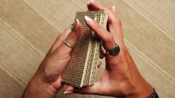 Νεαρή γυναίκα ανακατεύει κάρτες Ταρώ - Πλάνα, βίντεο
