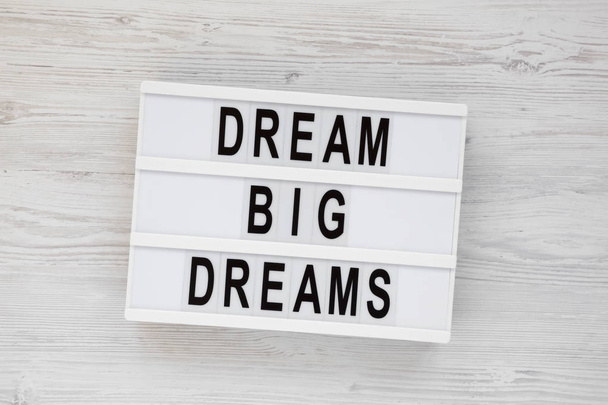 'Sueño grandes sueños' palabras en una caja de luz en un backgro de madera blanca
 - Foto, imagen