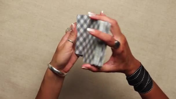 Fiatal nő shuffles tarot kártyák - Felvétel, videó