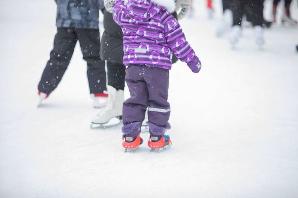 Lviv, Ucrânia - 4 de janeiro de 2019: pessoas na pista de esqui atividades de inverno
 - Foto, Imagem