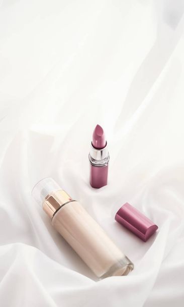 Бежева тональна кремова пляшка для макіяжу рідкої основи і рожевий
  - Фото, зображення
