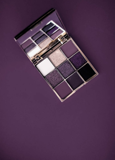 Палитра теней для век и кисть для макияжа на фиолетовом фоне, глаза ш
 - Фото, изображение