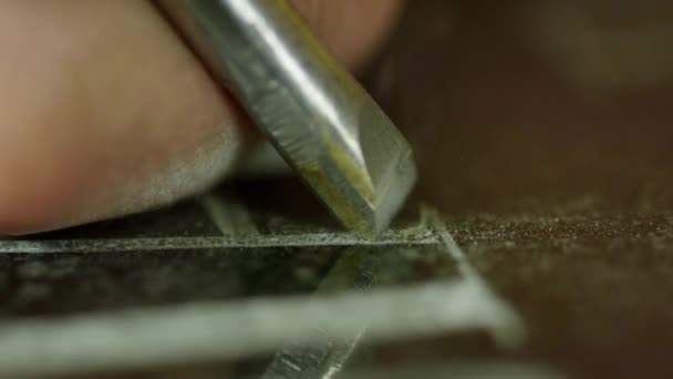 Macro vista del processo di incisione manuale con utensile metallico e martello
. - Filmati, video