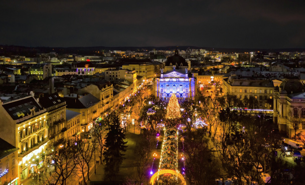Légi panorámás kilátás éjszaka, Lviv, Ukrajna. Unesco világörökségi helyszín. Éjszakai téli városkép. - Fotó, kép