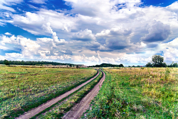 Сельская сельская дорога посреди поля
 - Фото, изображение