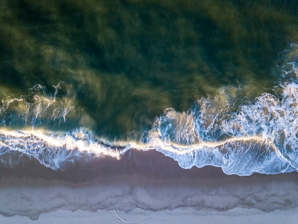 ビーチを打つ波のドローン画像. - 写真・画像