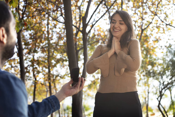 Mann macht schönen Mädchen einen Heiratsantrag - Foto, Bild