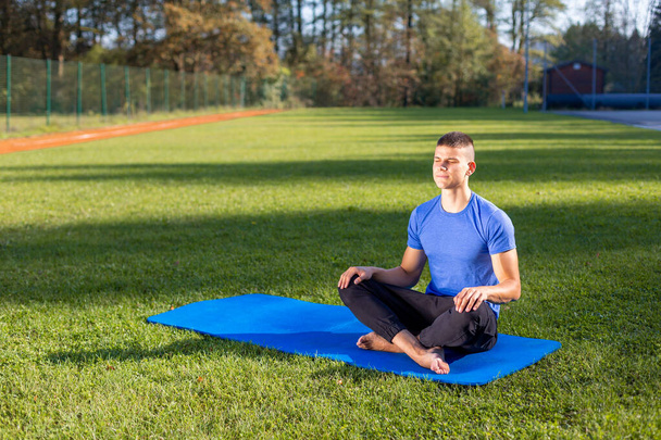 Hombre en el parque haciendo yoga
 - Foto, Imagen