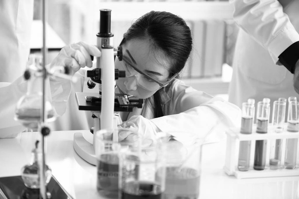 科学者たちは研究室で科学実験に取り組んでいる。科学力薬やワクチンの化学実験・分析・実験生産を行う - 写真・画像
