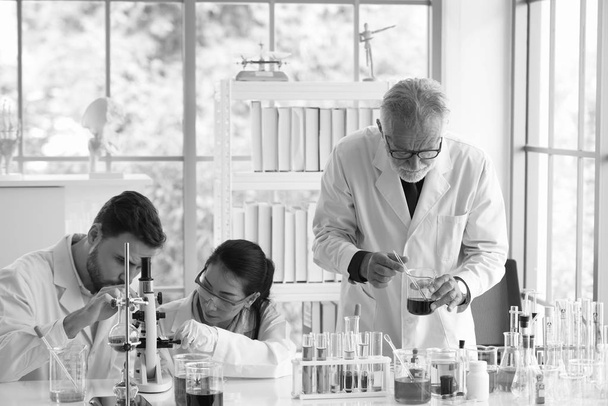 Крупный план ученого Молодая женщина-ученый смотрит в микроскоп в лаборатории, проводящей исследования
 - Фото, изображение