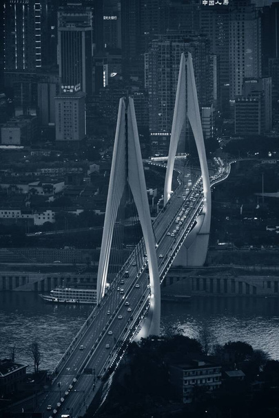中国重慶市の夜の橋と都市建築. - 写真・画像