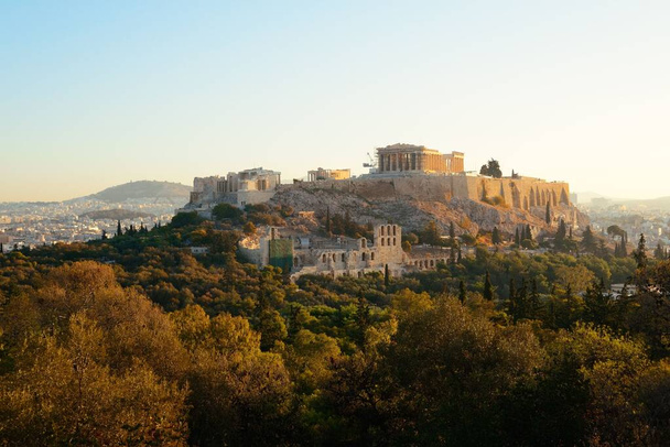 Acrópolis ruinas históricas en la cima de la montaña al amanecer en Atenas, Grecia. - Foto, Imagen