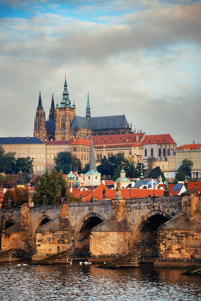 Skyline di Praga e ponte sul fiume in Repubblica Ceca. - Foto, immagini