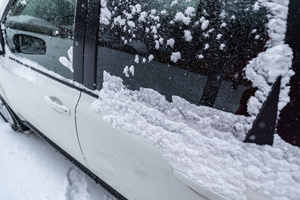 carro coberto de neve perto
 - Foto, Imagem