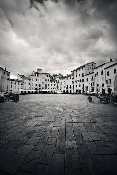 Пьяцца делл Анфитеатро в Лукке, Италия - Фото, изображение