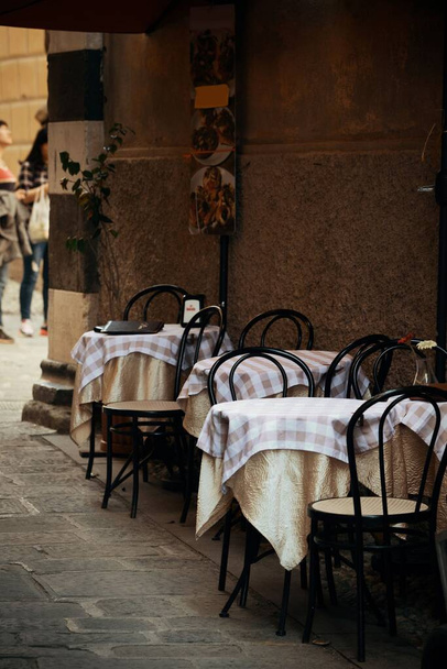 Mesa de restaurante lista para los huéspedes en la calle Monterosso en Cinque Terre en Italia
  - Foto, imagen