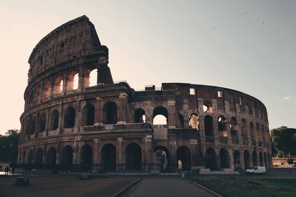 Koloseum jest symboliczną architekturą Rzymu i Włoch - Zdjęcie, obraz