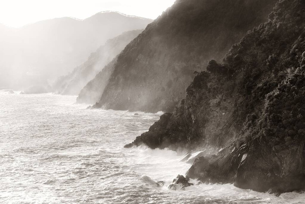 Linha costeira do Mar Mediterrâneo em Cinque Terre, Itália. - Foto, Imagem