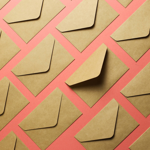 kraft kahverengi kağıt zarflar pembe bir arka plan üzerinde - Fotoğraf, Görsel