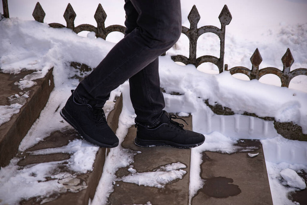 άνθρωπος πόδια κοντά με τα πόδια σε εξωτερικούς χώρους χειμερινή περίοδο - Φωτογραφία, εικόνα