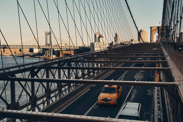 Brooklynský most s dopravou v centru Manhattanu New York City - Fotografie, Obrázek