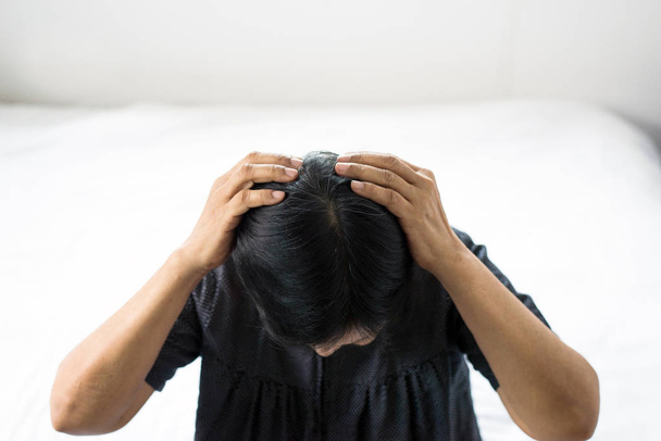 Азиатская женщина показывает черные седые корни волос на голове, Закрыть, Вид сверху
 - Фото, изображение