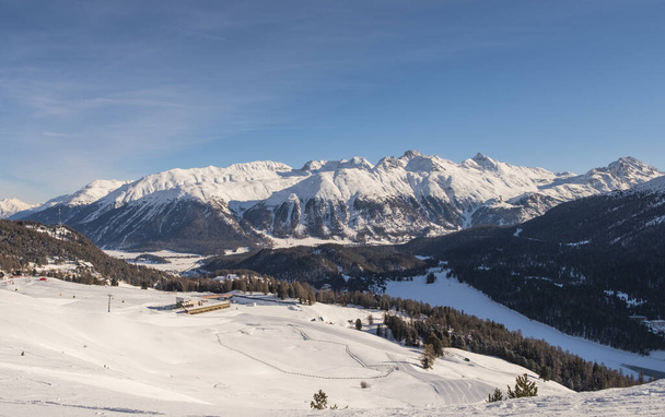 Téli táj St. Moritz-ban. Német: Sankt Moritz, olasz: San Maurizio. Egy üdülőhely a svájci Engadine völgyben - Fotó, kép