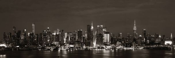 Manhattan rascacielos del centro de la ciudad y el horizonte de la ciudad de Nueva York en el panorama nocturno - Foto, Imagen