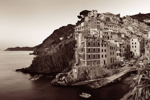 Riomaggiore widok na nabrzeże z budynków czarno-białe w Cinque Terre, Włochy. - Zdjęcie, obraz