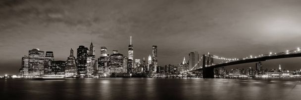 Manhattan Downtown vista urbana com ponte Brooklyn à noite - Foto, Imagem