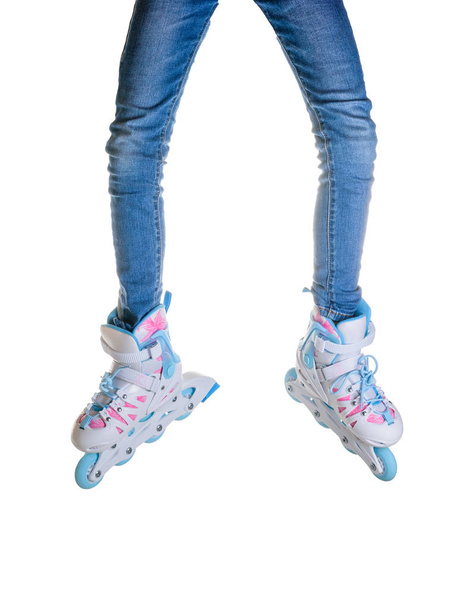 Jambes en jean skinny et patins à roulettes isolés sur fond blanc
. - Photo, image