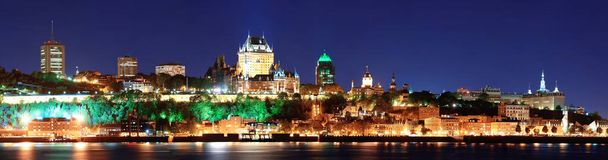 Quebec city skyline panorama in de schemering over rivier vanuit levis. - Foto, afbeelding