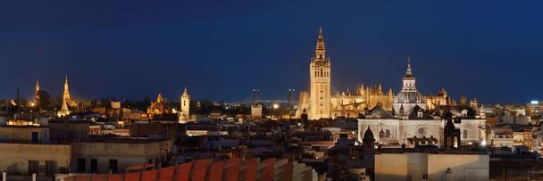 Sevilla éjszakai tetőtéri panoráma kilátás a katedrális Szent Mária a See vagy Sevillai katedrális Spanyolországban. - Fotó, kép