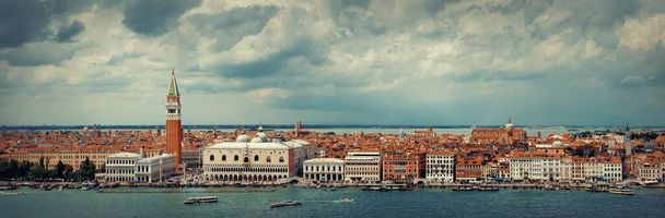 Venedik, İtalya, San Giorgio Maggiore adasında her bakıldığında St Marks kilise Saat Kulesi ve şehir manzarası panorama. - Fotoğraf, Görsel