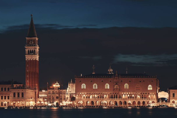 St. Marks kilise saat kulesi ve şehir silueti Venedik 'teki San Giorgio Maggiore Adası' ndan geceleyin izleniyor.. - Fotoğraf, Görsel