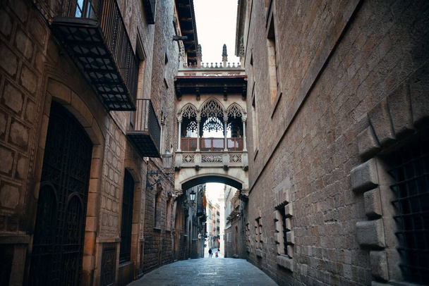 Pont del Bisbe en smalle straat in de Gotische wijk in Barcelona Spanje - Foto, afbeelding
