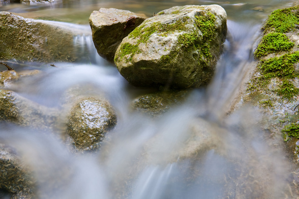 kamienie w wodzie górskiego potoku - Zdjęcie, obraz