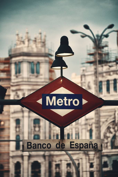 Метро знак на улице в Мадриде, Испания. - Фото, изображение
