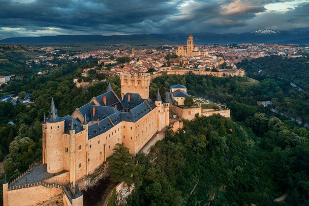 Alcazar Segovia, mint a híres mérföldkő légi kilátás Spanyolországban. - Fotó, kép