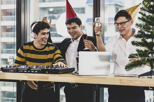 Група щасливих молодих людей п'ють шампанське
. - Фото, зображення