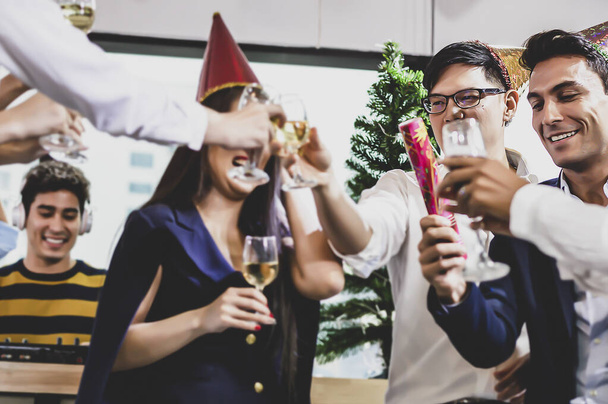 Zakenmensen van succes met het drinken van champagne, praten en glimlachen terwijl vieren in het kantoor - Foto, afbeelding