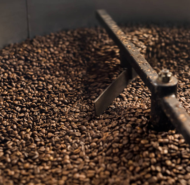 Mixing device of coffee bean roaster at work - Foto, afbeelding