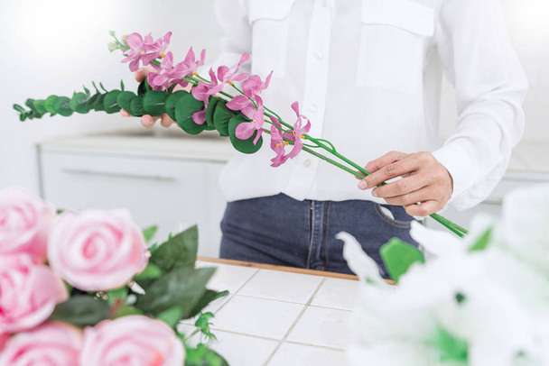 young women business owner florist making or Arranging Artificia - Foto, immagini